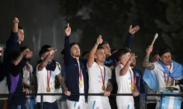 Dünya Kupası’nı kazanan Arjantin’e coşkulu karşılama! Lionel Messi ve arkadaşları büyük tehlike atlattı