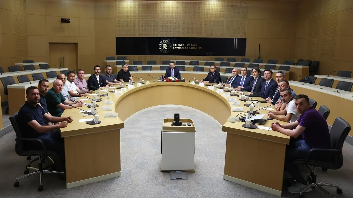 Enerji ve Tabii Kaynaklar Bakanı Alparslan Bayraktar'ın maden işçileriyle görüşmesinden bir kare.