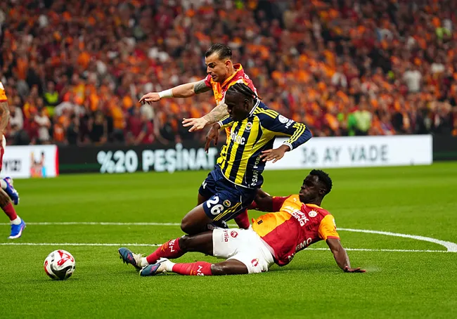 galatasaray-fenerbahce-canli-super-ligde-kritik-derbi-galatasaray-fenerbahce-macinda-ilk-yari-bitti-1777226485774.jpeg