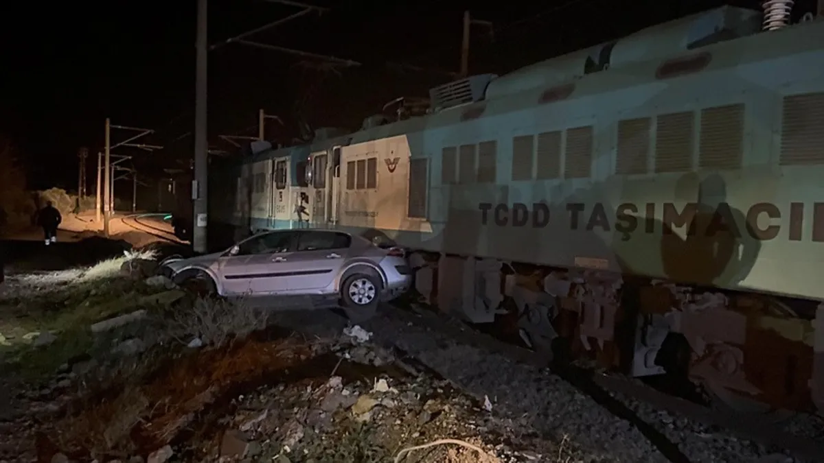 Osmaniye’de yük treni otomobile çarptı: 4 yaralı Osmaniye’de yük treni otomobile çarptı: 4 yaralı