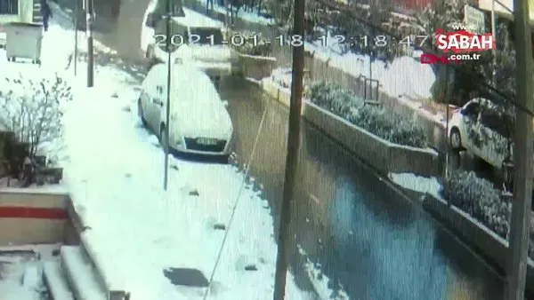 Arnavutköy'de kayan minibüsü durdurmak isteyen sürücü canından oluyordu | Video
