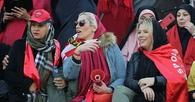 İran’da 39 yıl sonra kadın taraftarlar statta maç izledi