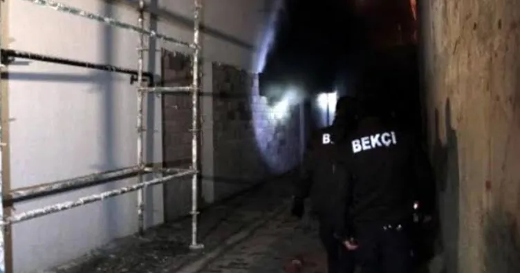 Kapalı otoparktaki 2 araç yandı