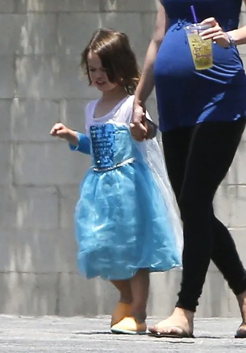 Megan Fox oğluna elbise giydirdi