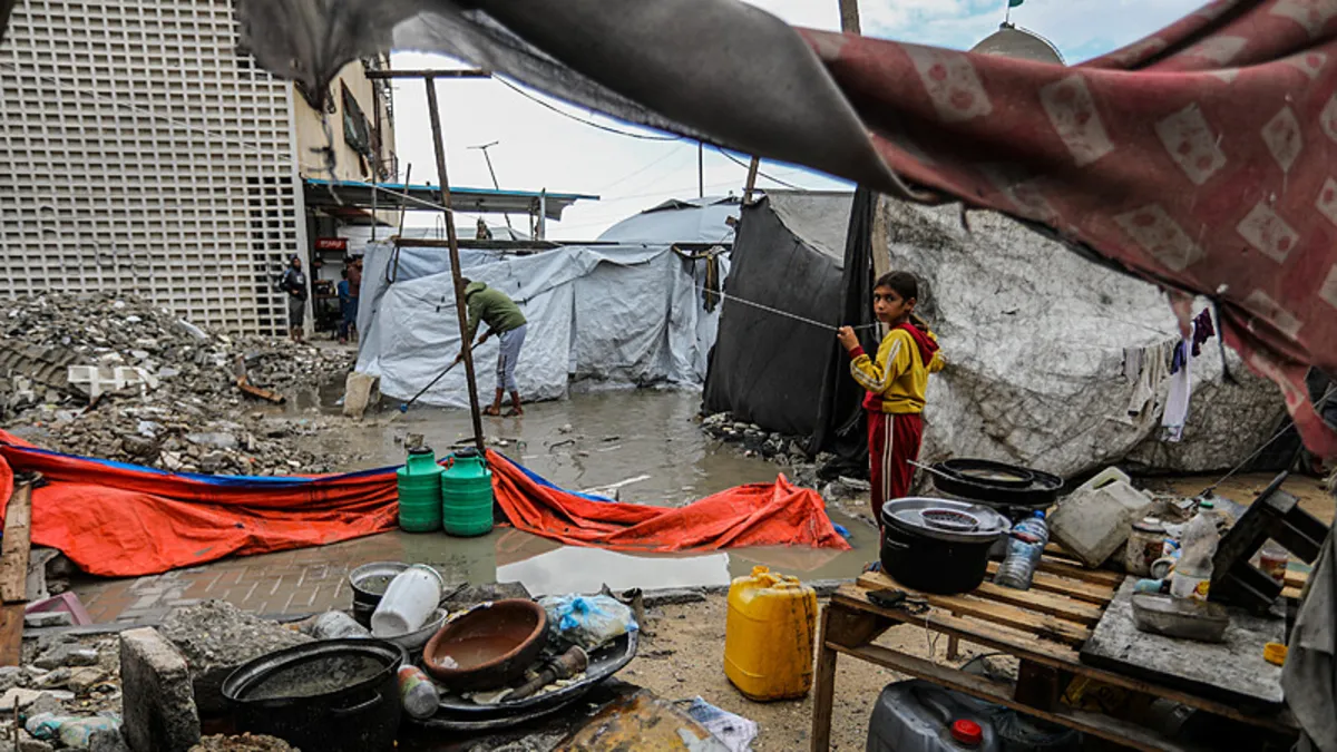 Gazze’de 288 bin aile felaketi yaşıyor: On binlerce çadır sular altında kaldı! Gazze’de 288 bin aile felaketi yaşıyor: On binlerce çadır sular altında kaldı!