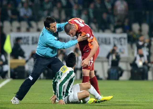 Bursaspor-Galatasaray maçında ortalık karıştı