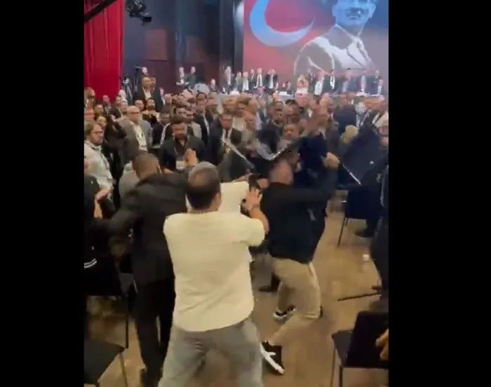 besiktas-kongresinde-kavga-cikti-sandalyeler-havada-ucustu-1730019309065.jpg