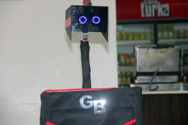Garsonbot sipariş alıp servis yapıyor!