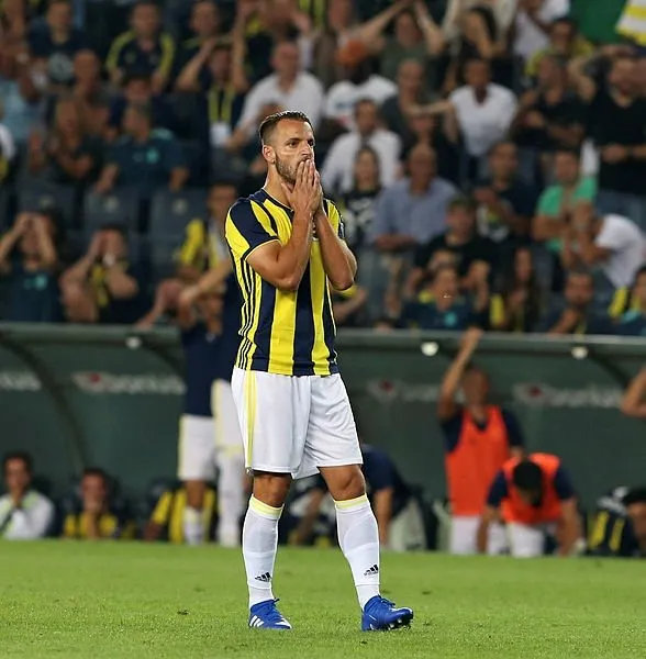 Fenerbahçe’de 3 futbolcu daha kadro dışı kalabilir!