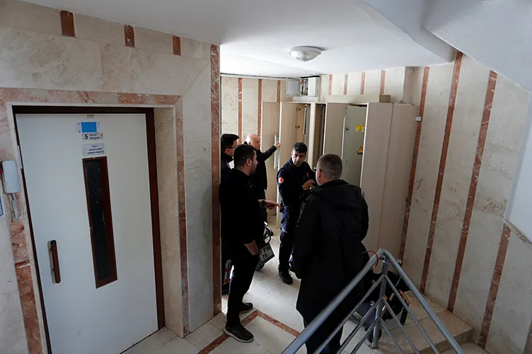 Antalya’da akılalmaz olay: Apartmana düşen yıldırım dairede delik açtı!