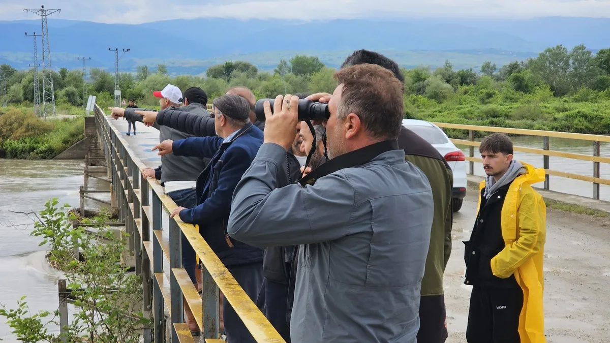 SON DAKİKA... Tüm şehir onları arıyor! Kelkit Çayı'na düşen İlker Parlak ve Oğuz Kale akıntıya kapılarak kayboldu