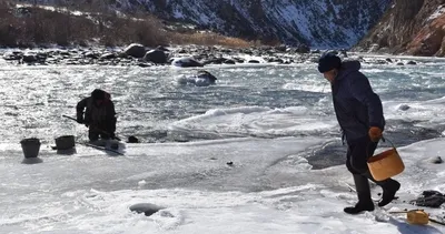 İnanılmaz görüntüler! Köylüler eksi 40 derecede günde 500 gram altın çıkarıyor