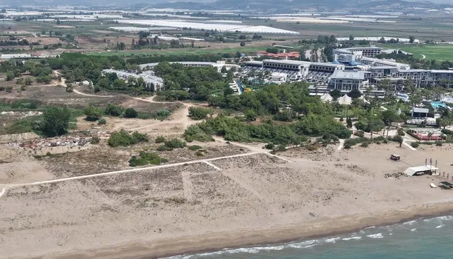 antalya-manavgatta-kumsali-kazip-cop-atmisti-5-yildizli-otele-1-milyon-678-bin-tl-ceza-1787389839112.jpg