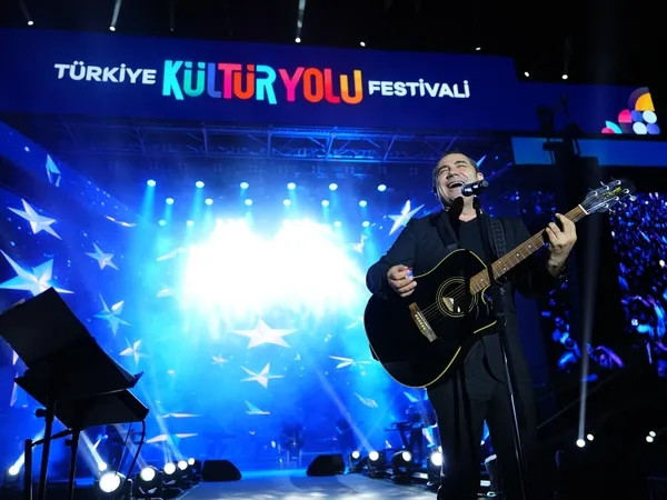 kultur-yolu-festivali-turkiyenin-tum-renklerini-yansitmaya-devam-ediyor-1713514171720.jpg