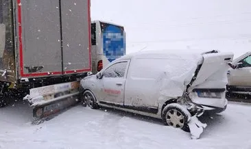 TEM’de zincirleme kaza! Kar nedeniyle 24 araç birbirine girdi!