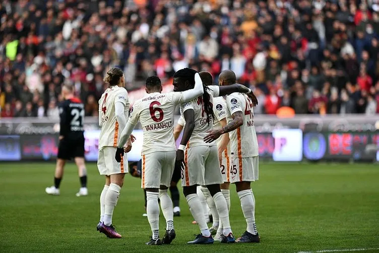 Son dakika Galatasaray transfer haberleri: Florya’da herkes gitti o kaldı! Yeni teknik direktör ve 6 ayrılık...