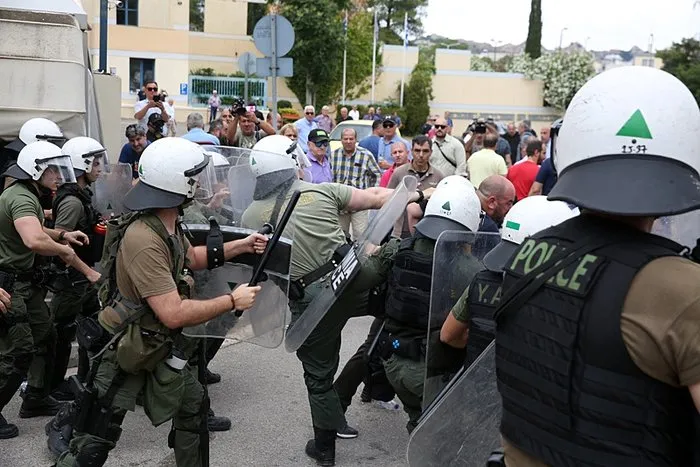 Yunanistan’da taksicilerle polis çatıştı: Grev alanında yumruklar konuştu