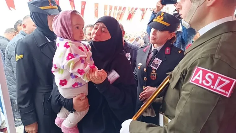 Şehit eşine 1 yaşındaki kızıyla veda etti: Bugün bizim bayramımız Rüveyda