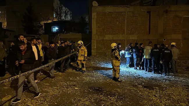diyarbakirda-korku-anlari-kolonlarindan-ses-gelen-ve-coken-bina-bosaltildi-1772749953535.jpg