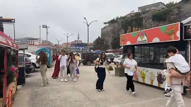 turistik-ilcede-firtina-tozu-dumana-katti-yurumekte-zorlandilar-1748195831204.jpeg