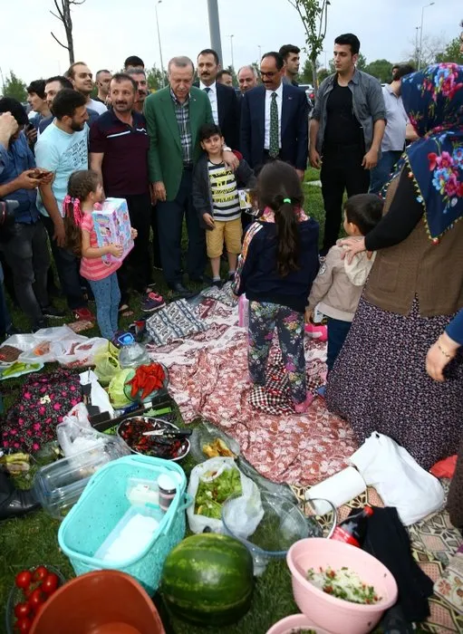 Cumhurbaşkanı Erdoğan Zeytinburnu'nda iftarı bekleyen vatandaşlarla sohbet etti