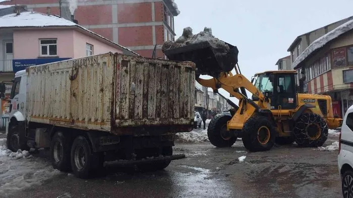 Karlıova’da karla mücadele sürüyor