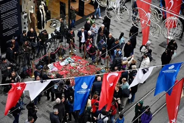 medya-yoneticileri-istiklal-caddesinde-sehitleri-andi-1668700365627.jpeg