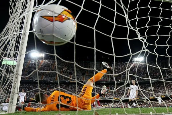 Valencia - Arsenal maçında son düdük çaldı, saha karıştı!