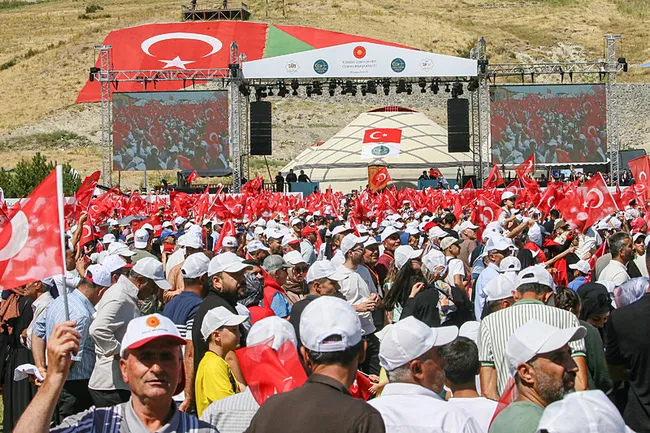 baskan-erdogandan-ahlatta-terorsuz-turkiye-mesaji-kan-tuccarlari-kaybedecek-kardeslik-kazanacak-1787660087623.jpeg Başkan Erdoğan'dan Ahlat'ta Terörsüz Türkiye mesajı: Kan tüccarları kaybedecek, kardeşlik kazanacak