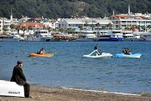 Marmarisliler sıcak havanın keyfini sahilde çıkardı
