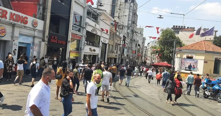 Taksim Meydanı ve İstiklal Caddesi’nde turist yoğunluğu