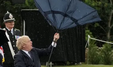 İngiltere Başbakanı Boris Johnson yine güldürdü! Şemsiyeyle zor anları kamerada