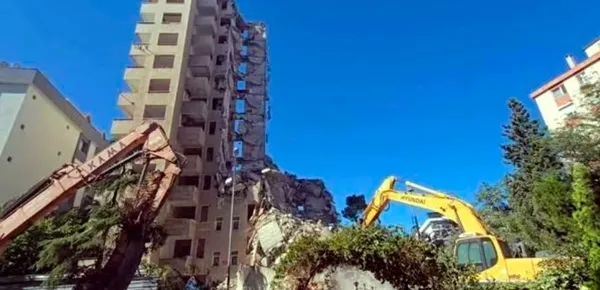 faciadan-kilpayi-donuldu-maltepede-yikimi-gerceklestirilen-11-katli-binaya-is-makinasi-dokununca-coktu-1751651713626.jpg