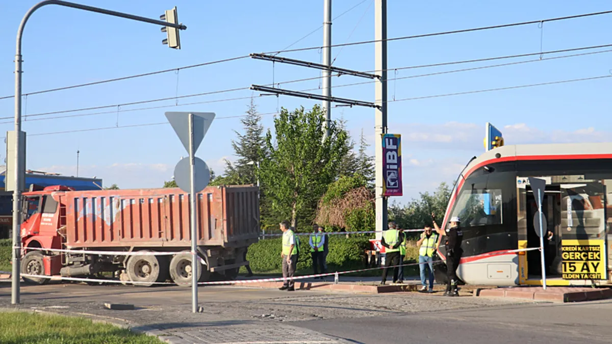 Kayseri'de tramvay ile kamyonun çarpıştığı kaza yerinden genel bir görünüm.