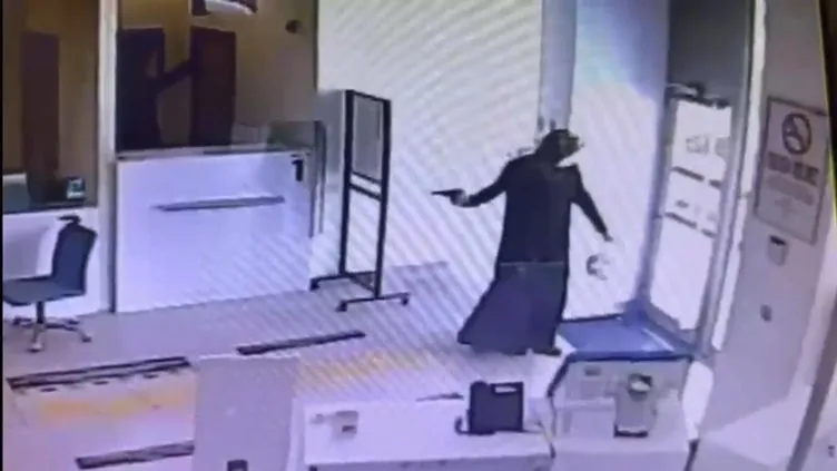 İstanbul’daki banka soygununda şaşkına çeviren görüntü: Kadın kıyafetleri giyerek...