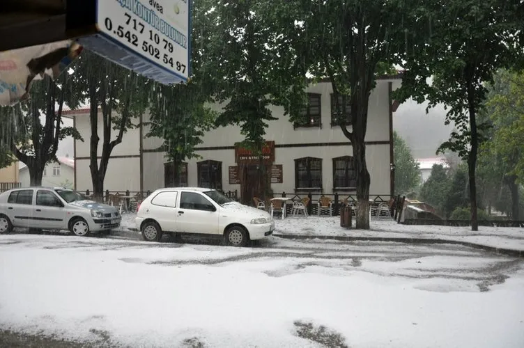 Kastamonu’ya 15 dakika süren dolu yağışı kenti beyaza bürüdü