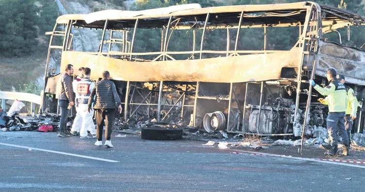 Tatil dönüşü katliam gibi kaza: 8 ölü, 33 yaralı