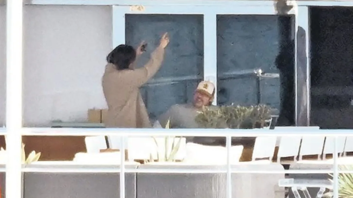 Pitt sevgilisiyle lüks yatta görüntülendi Pitt sevgilisiyle lüks yatta görüntülendi