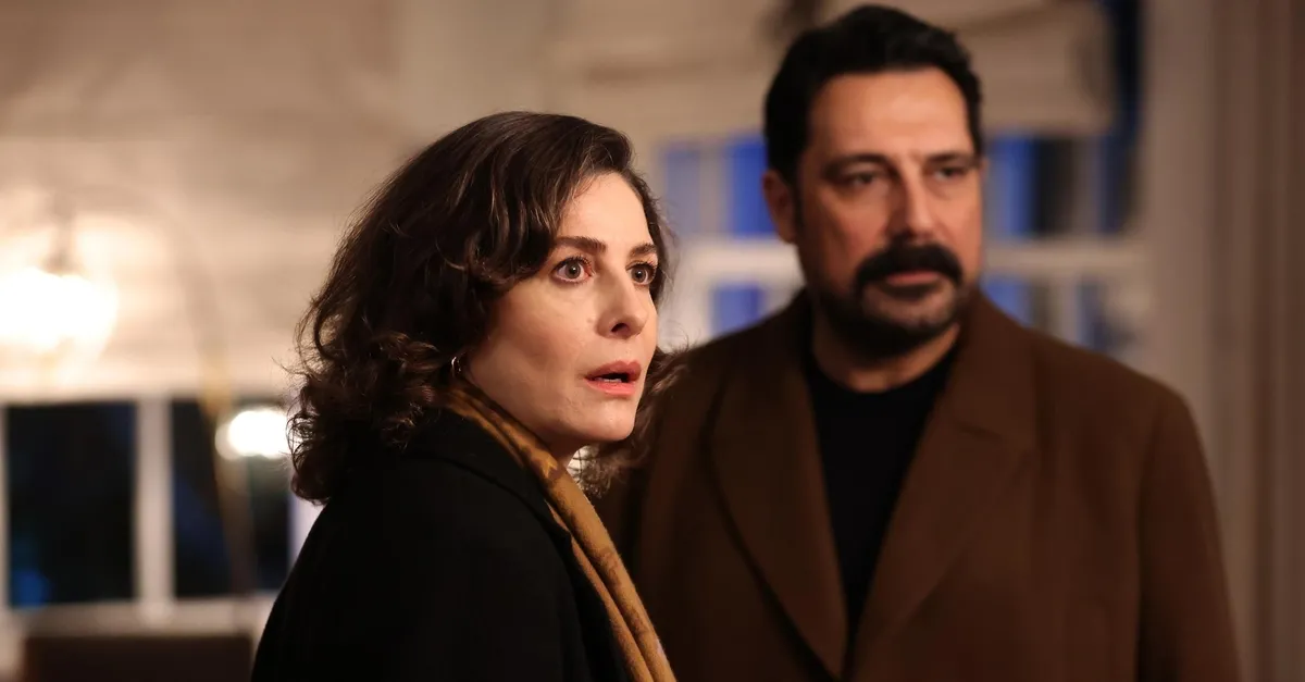 Can Borcu'nda Handan kızını vazgeçirmeye çalışıyor