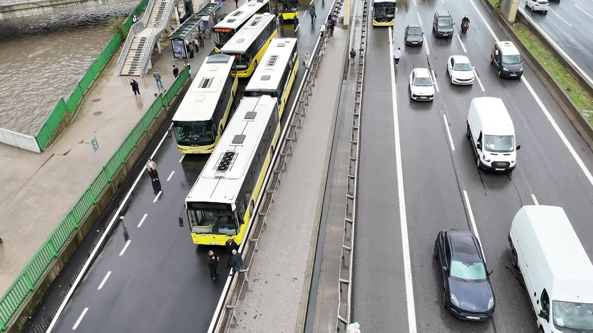 SON DAKİKA | Kadıköy'de zor anlar kamerada: İETT otobüsü trafiği felç etti!