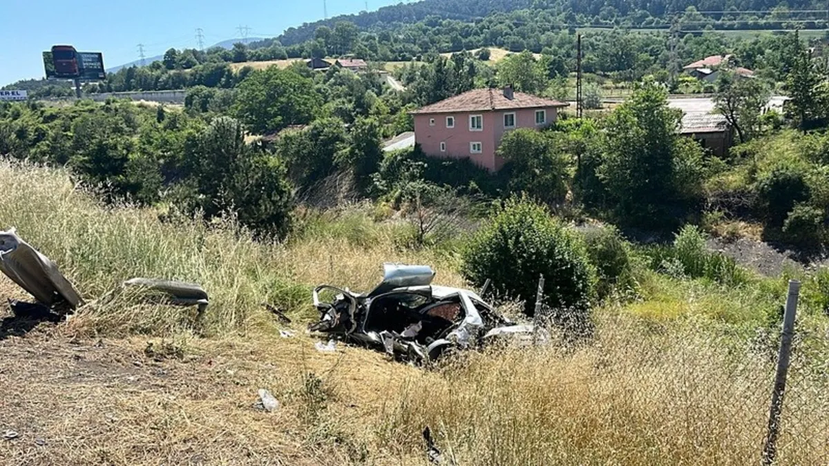 Bolu’da otomobil şarampole devrildi: 1 ölü, 3 yaralı Bolu’da otomobil şarampole devrildi: 1 ölü, 3 yaralı