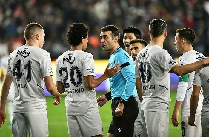 Son dakika: Fenerbahçe’de Mesut Özil’den takım arkadaşlarına çok sert tepki! Soyunma odasında neler yaşandı?
