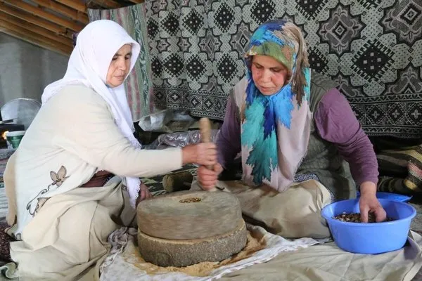 Kadim Türk lezzeti ‘Kavut’ asırlık el değirmeni ile sofralara ulaşıyor