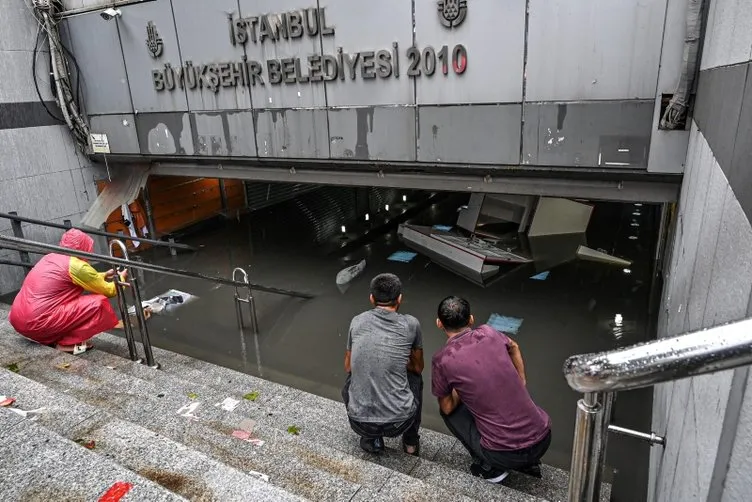 Eminönü'nde selin ardından son durum