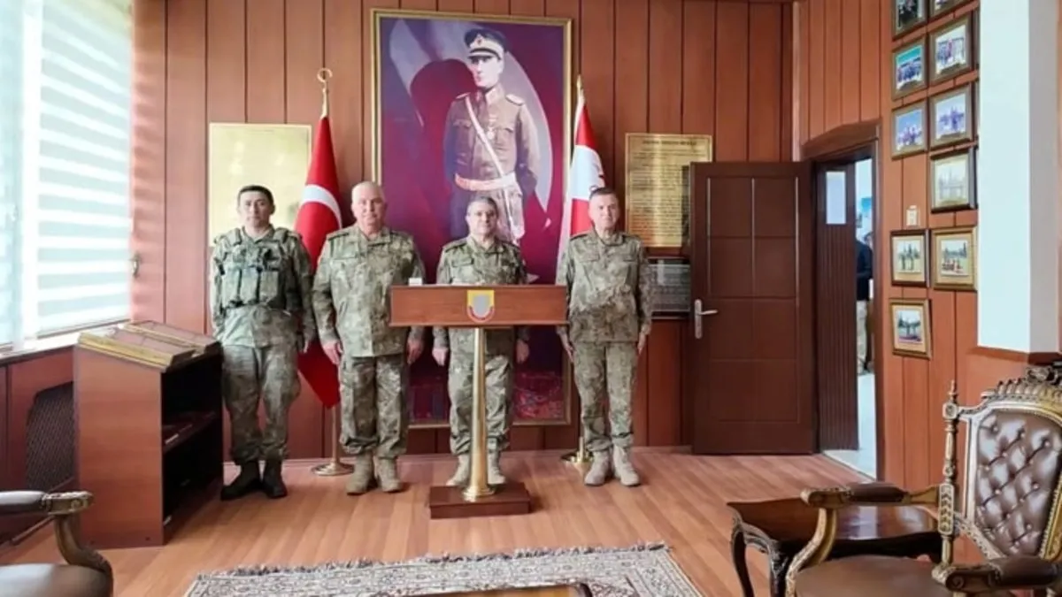 Orgeneral Bayraktaroğlu, Ağrı’da Mehmetçiğin bayramını kutladı