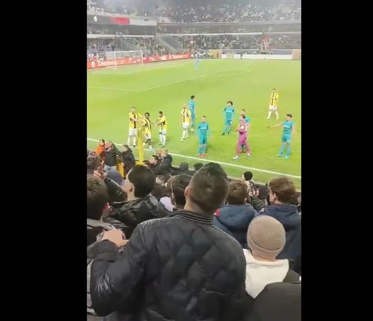 Son dakika haberi: Anderlecht maçında Fenerbahçe taraftarına çirkin saldırı! Hakem maçı durdurdu...