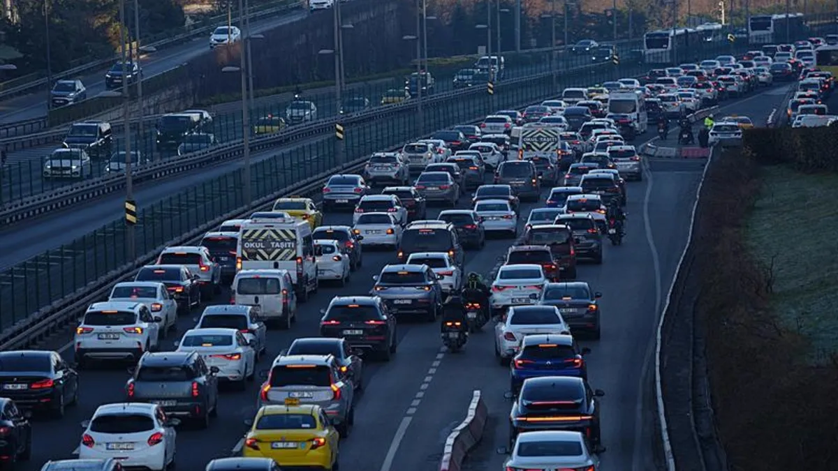 İstanbul’da sabah saatlerinde trafik yoğunluğu oluştu İstanbul’da sabah saatlerinde trafik yoğunluğu oluştu