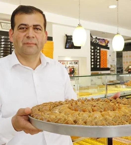 antalyada-pastacilar-odasi-baskani-kerim-ure-dehset-sacti-personeli-elif-kilic-ile-arkadasi-hasan-firati-oldur-1755929940738.jpg Antalya'da Pastacılar Odası Başkanı Kerim Üre dehşet saçtı: Personeli Elif Kılıç ile arkadaşı Hasan Fırat'ı öldürdü! Cinayet anı kameraya yansıdı