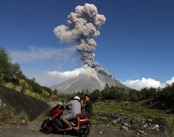 Filipinler'de Mayon Yanardağı patladı