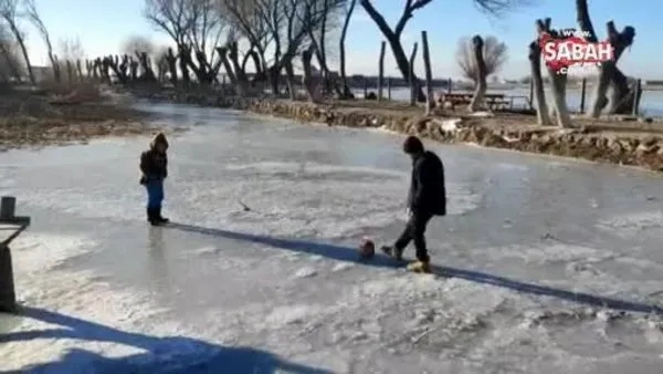 Buz tutan göletin üzerinde top oynadılar | Video